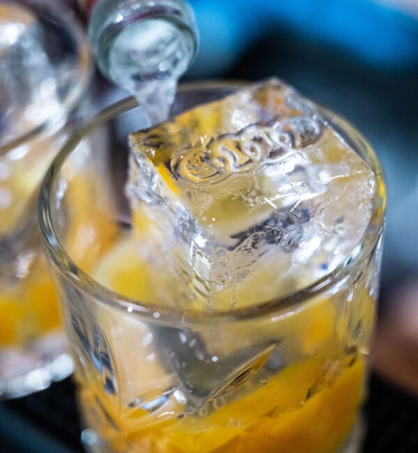 Eiswürfel mit Audi Logo